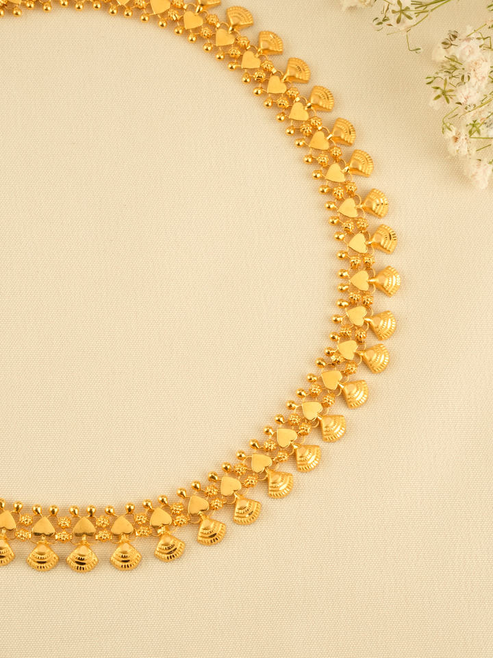 Elegant Blossom Pattern Gold Necklace