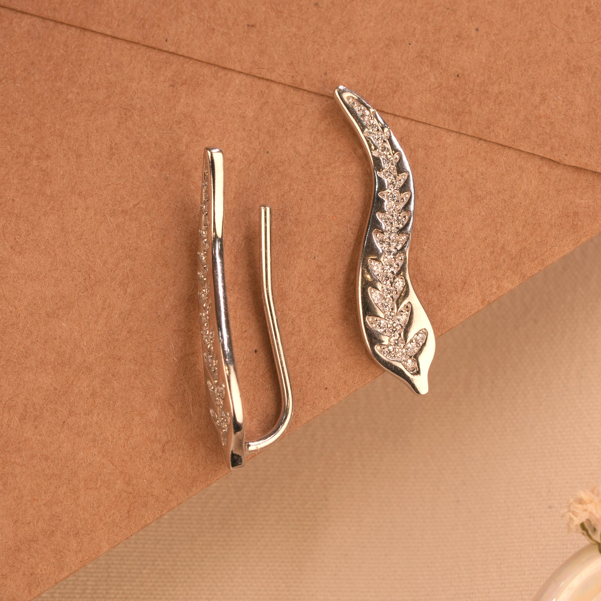 Dazzling Leaf Design Silver Curved Ear Stud