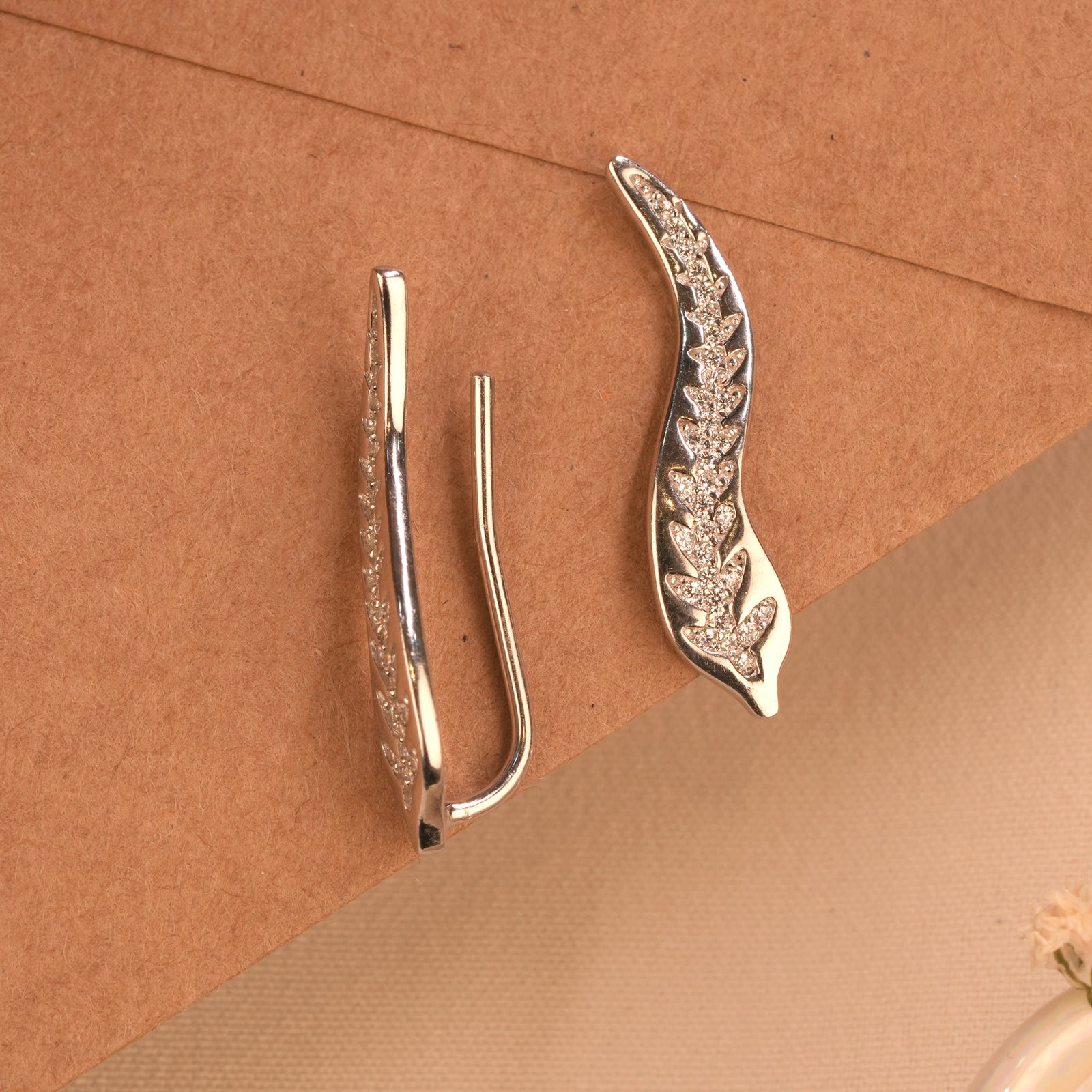 Dazzling Leaf Design Silver Curved Ear Stud