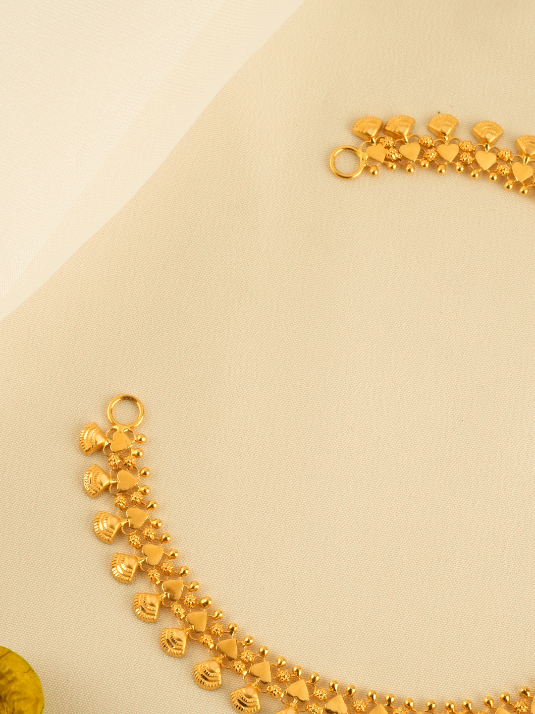 Elegant Blossom Pattern Gold Necklace