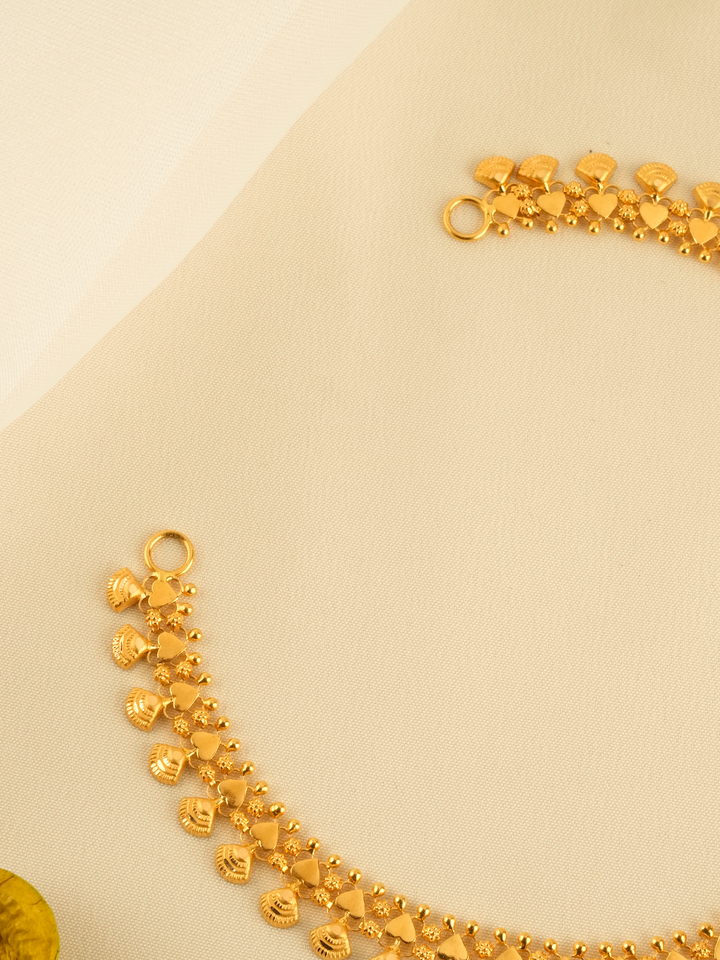 Elegant Blossom Pattern Gold Necklace