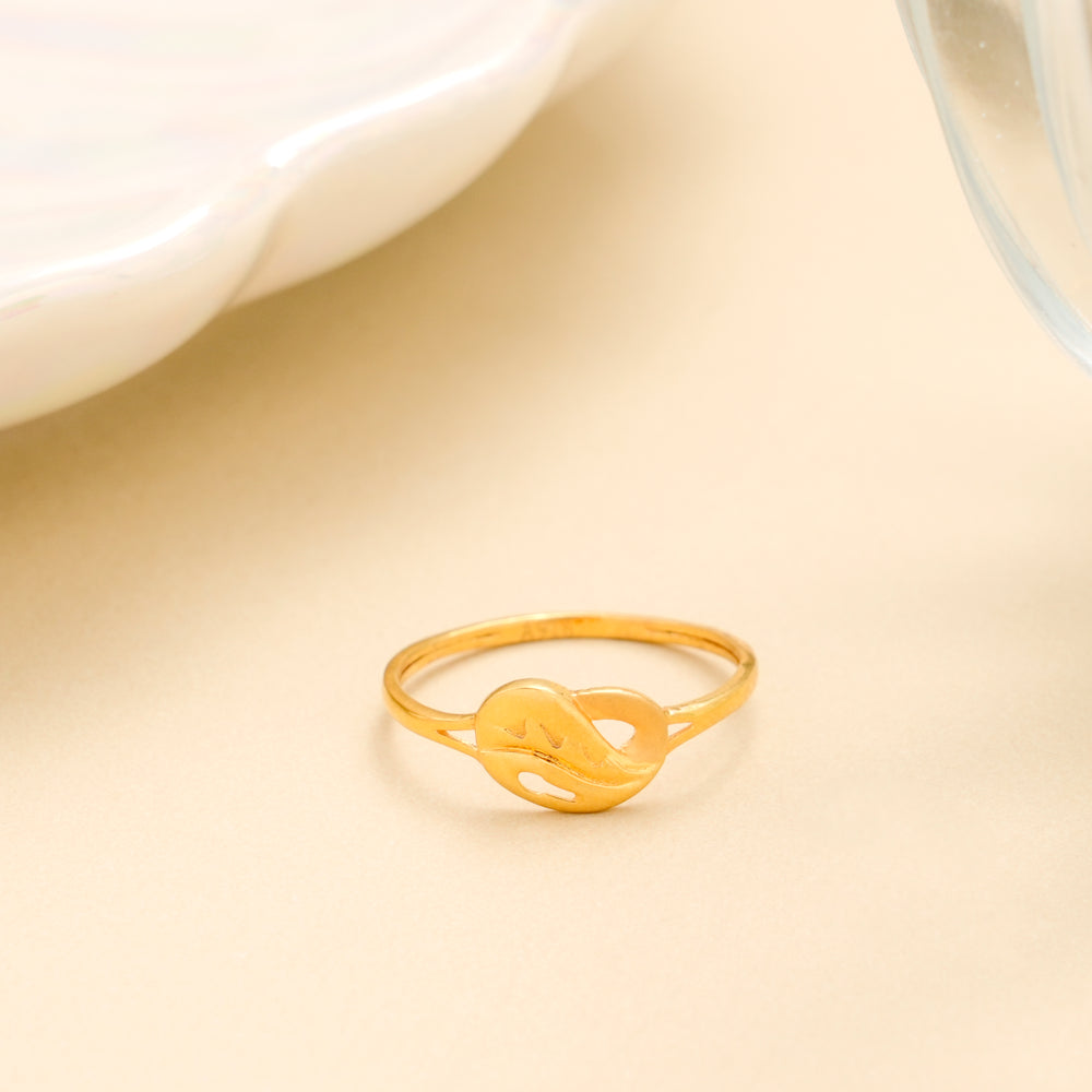 Elegant Flow Pattern Gold Ring