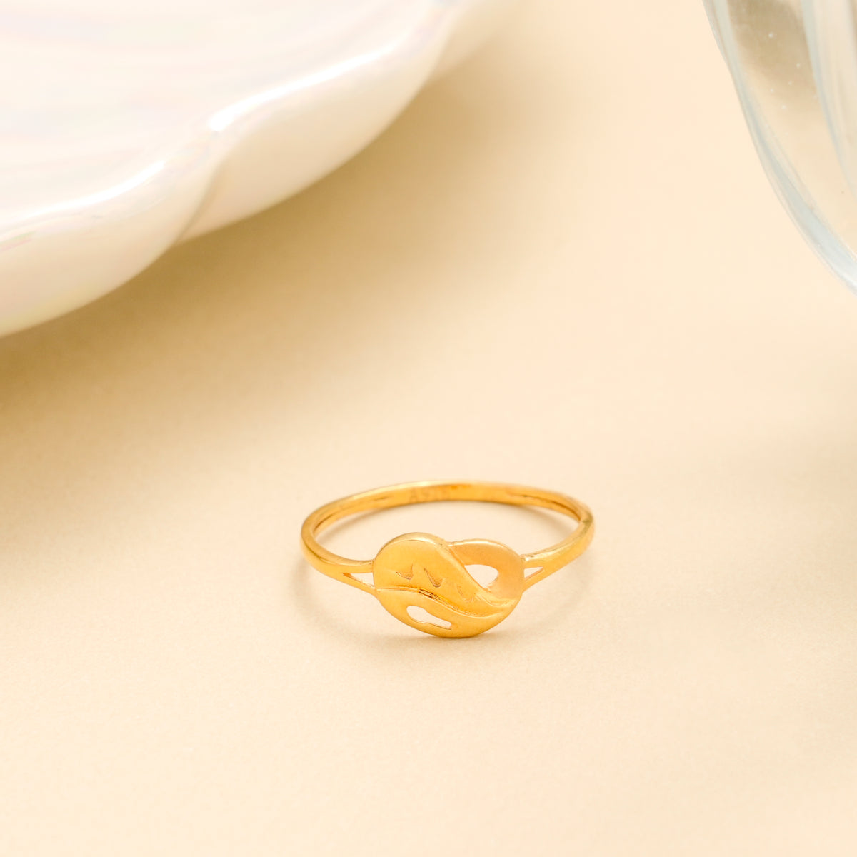 Elegant Flow Pattern Gold Ring