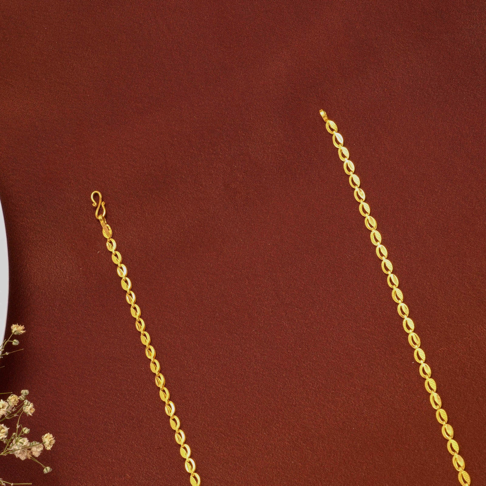 Elegant Oval Shaped Design Gold Chain