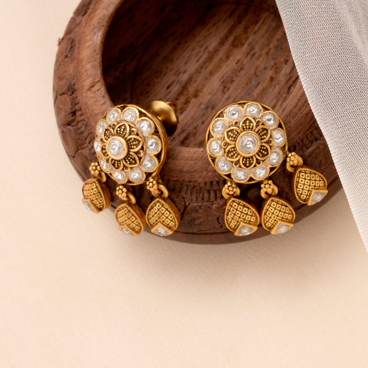 Antique Blooming Flower with Golden Drops Necklace Set