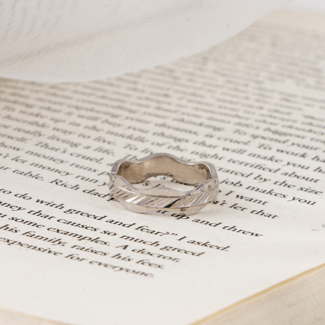 Curved Valaivu Sterling Silver Ring
