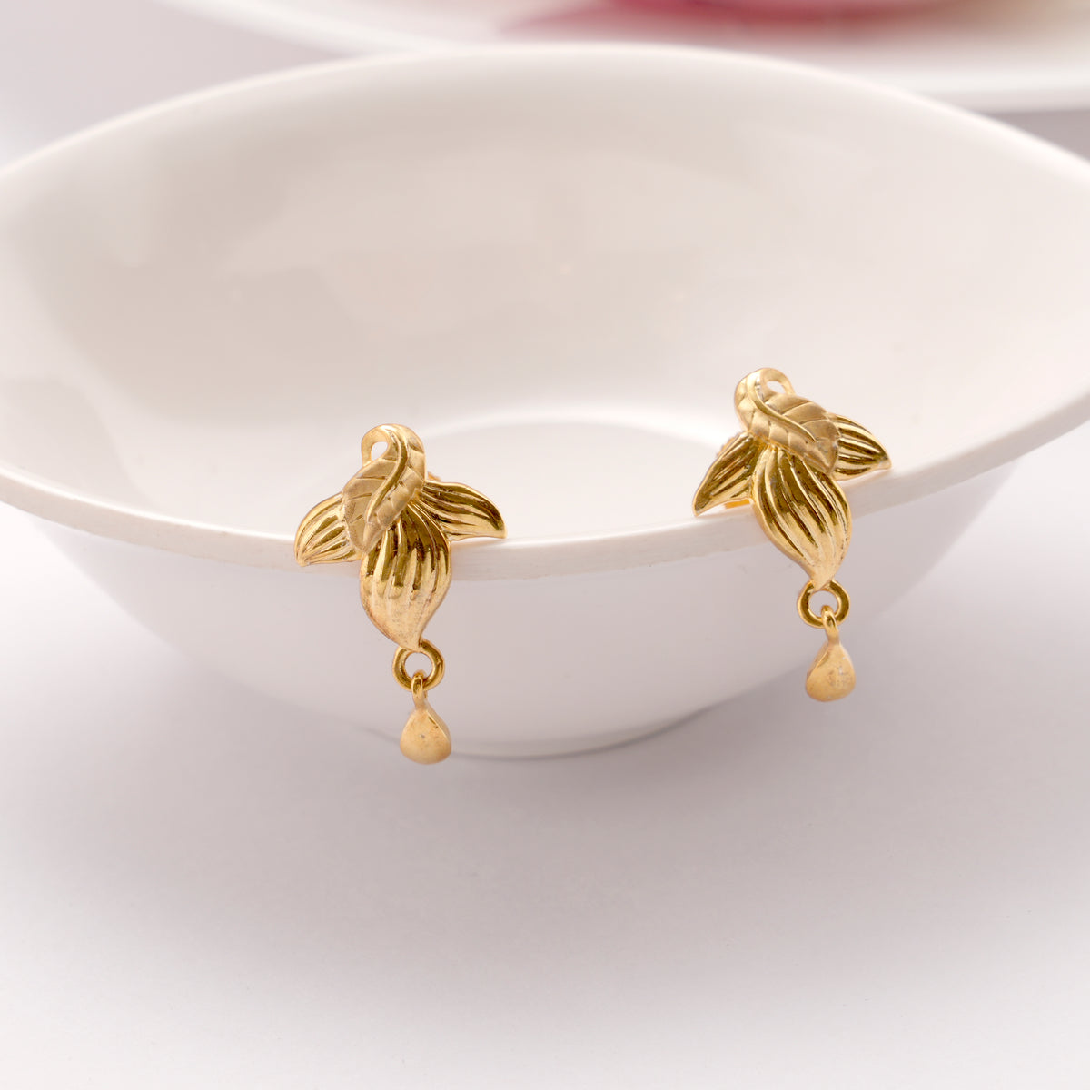 Grand Flower Casting Golden Necklace Set