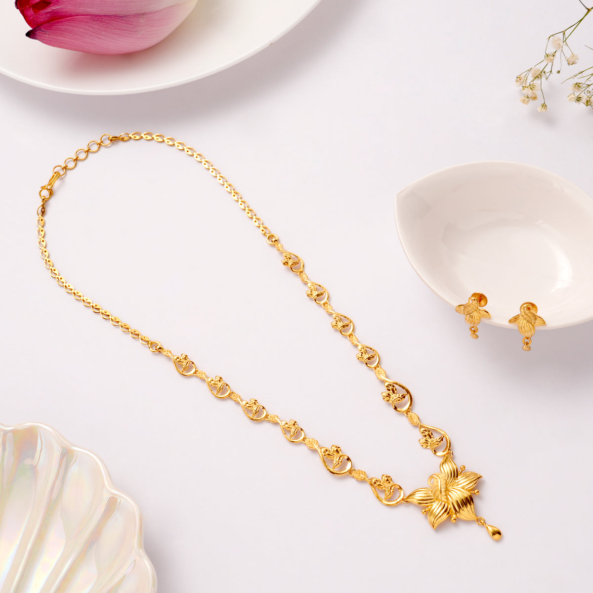 Grand Flower Casting Golden Necklace Set
