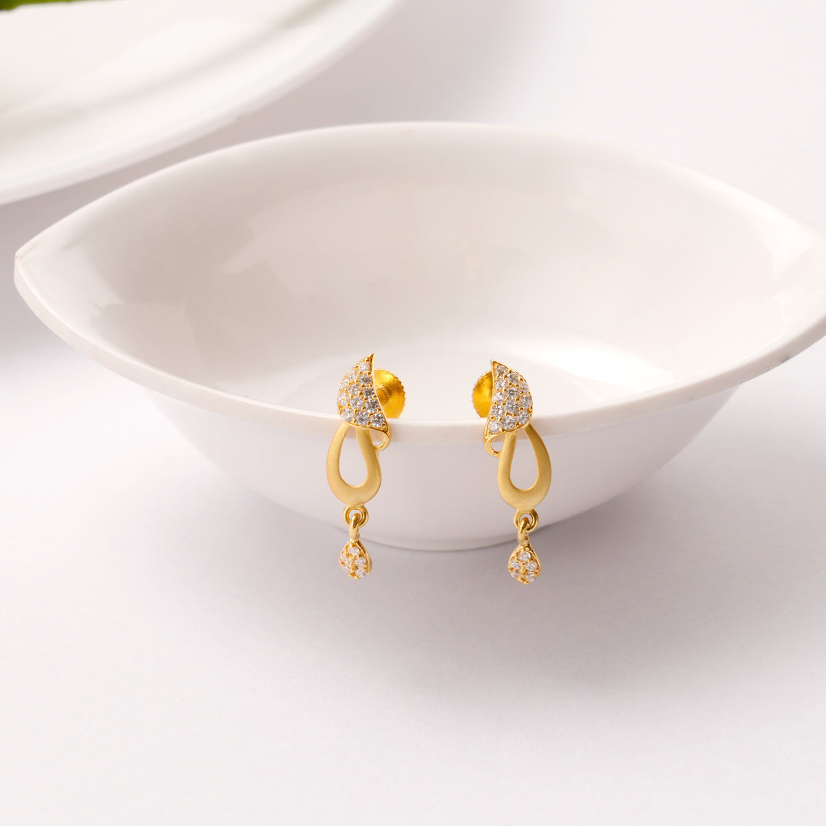 Leafy Pattern White Stone Golden Necklace Set