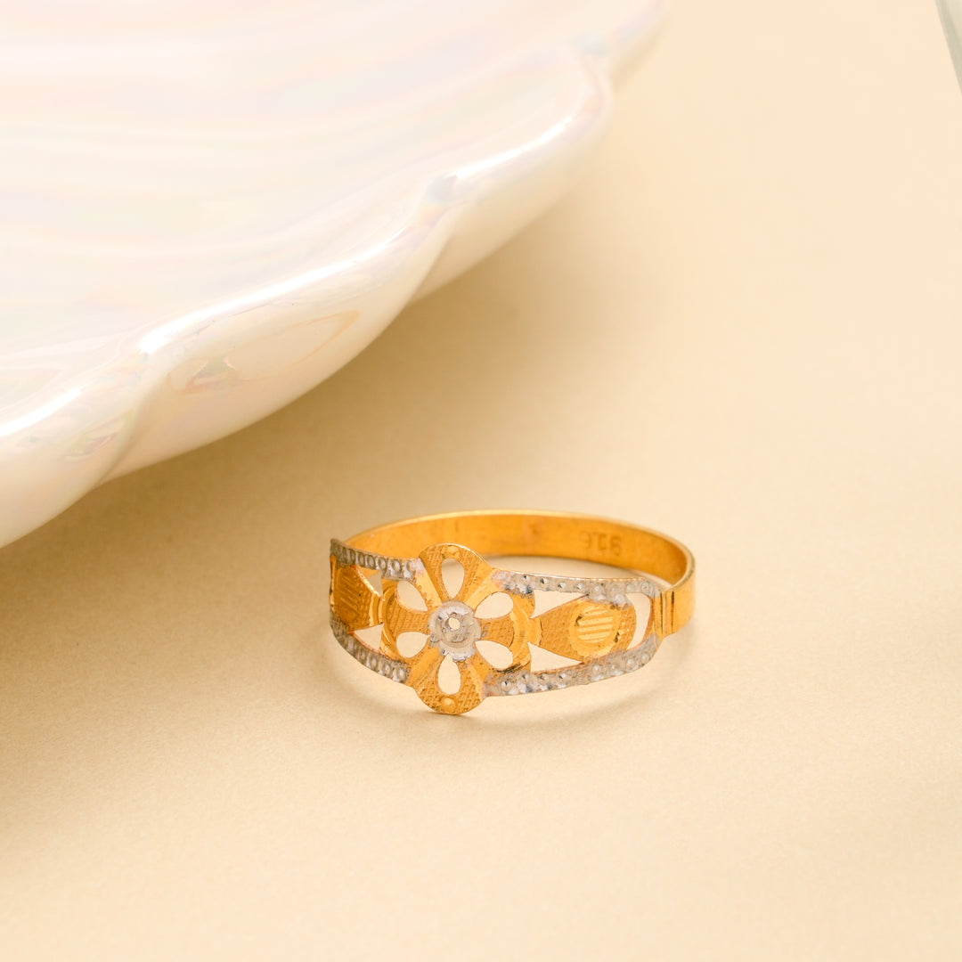 Graceful Design Gold Ring