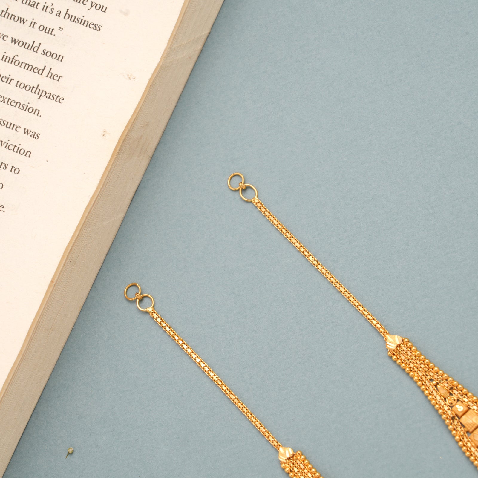 Gleaming Drop Design Gold Ear Mattal