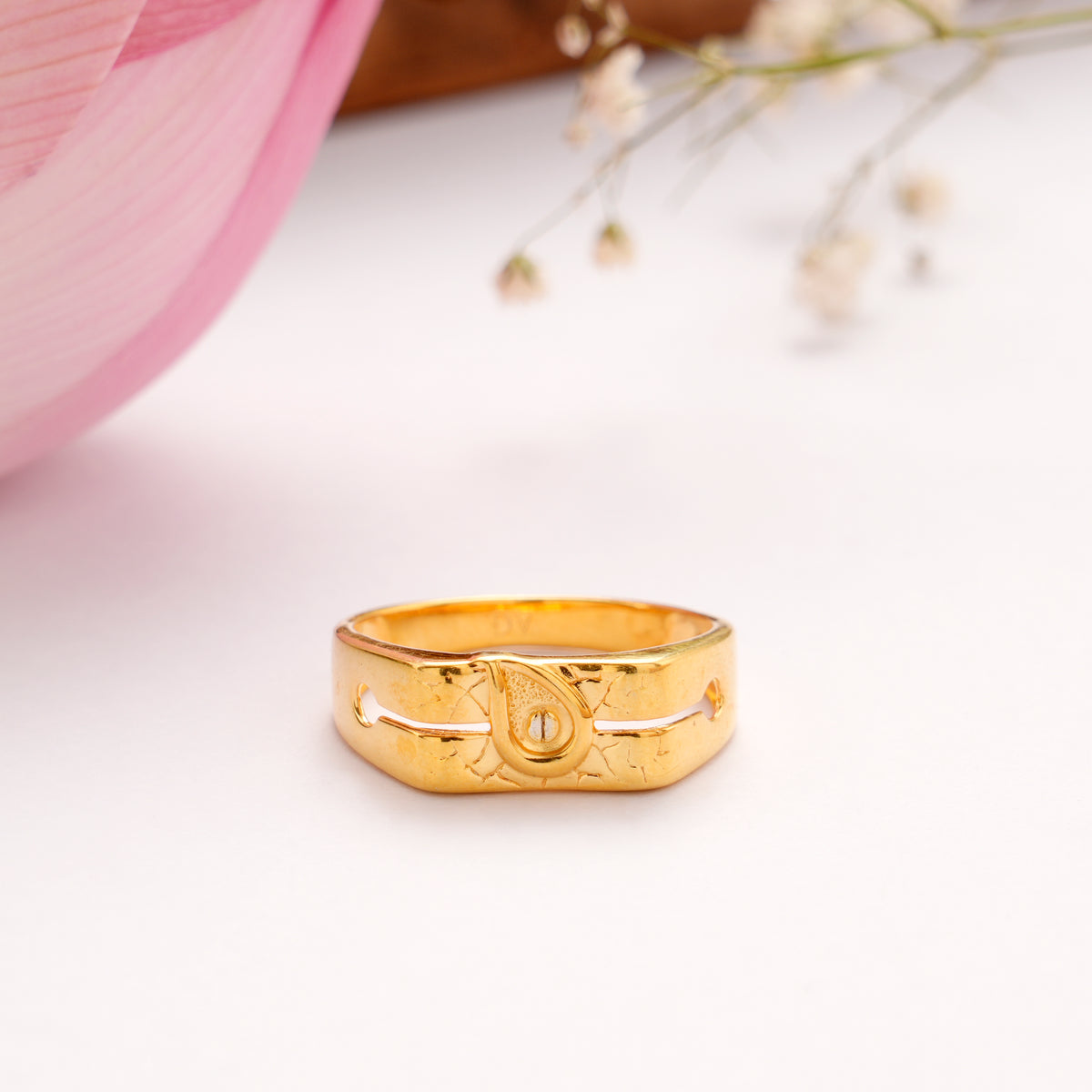 Classic Leaf Pattern Casting Golden Ring