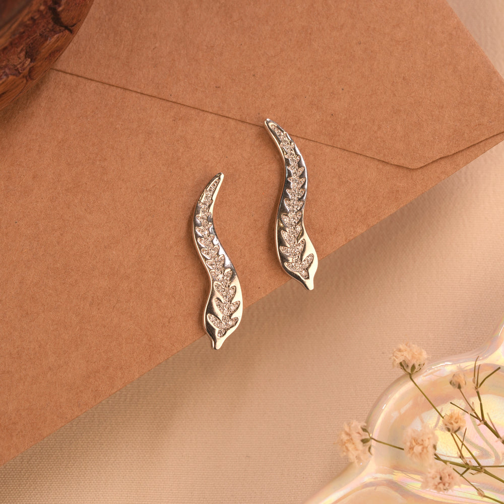 Dazzling Leaf Design Silver Curved Ear Stud