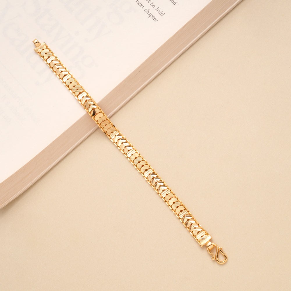 Sleek Link Design Men’s Golden Bracelet