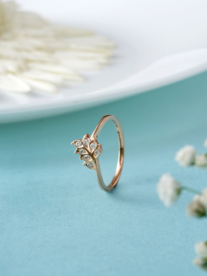 Elegant Leaf Pattern Diamond Ring