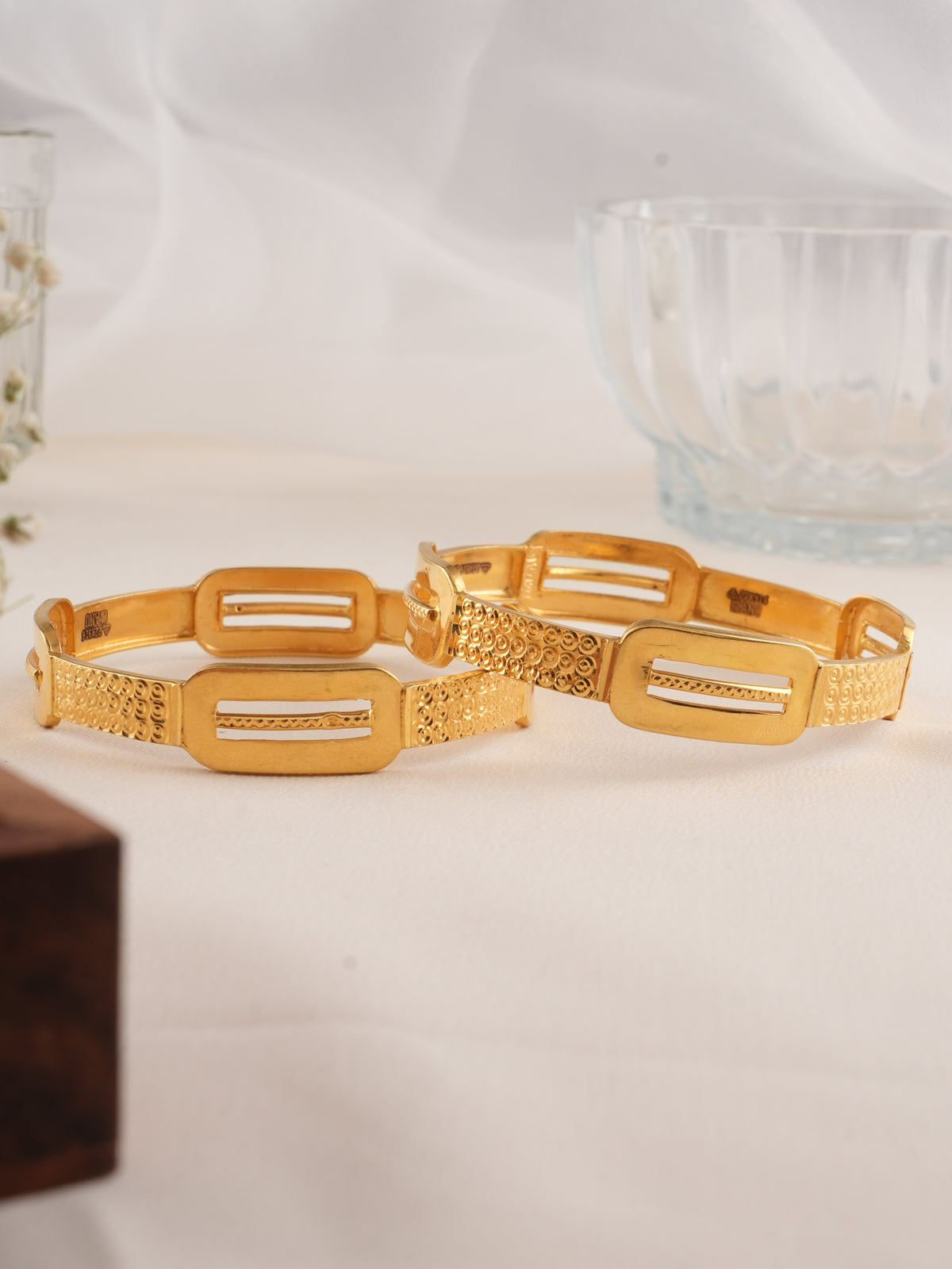 Imperial Glowing Gold Bangle