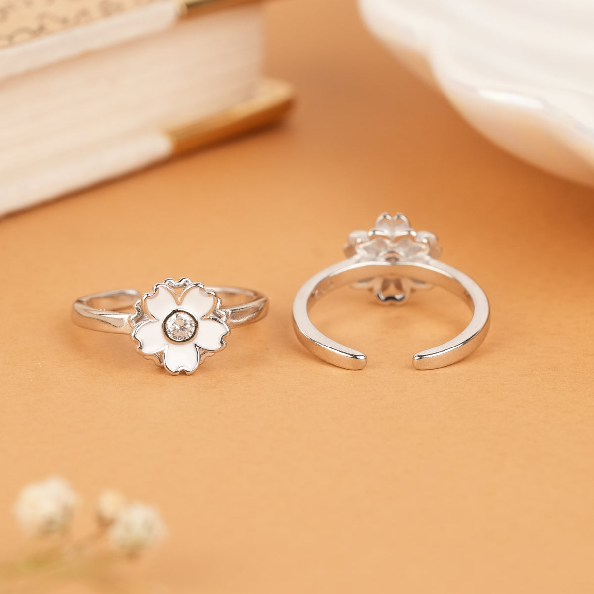Lovely White Daisy Silver Toe Ring