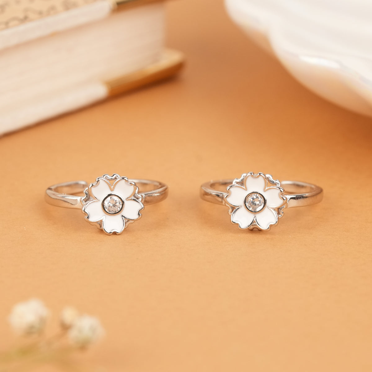 Lovely White Daisy Silver Toe Ring