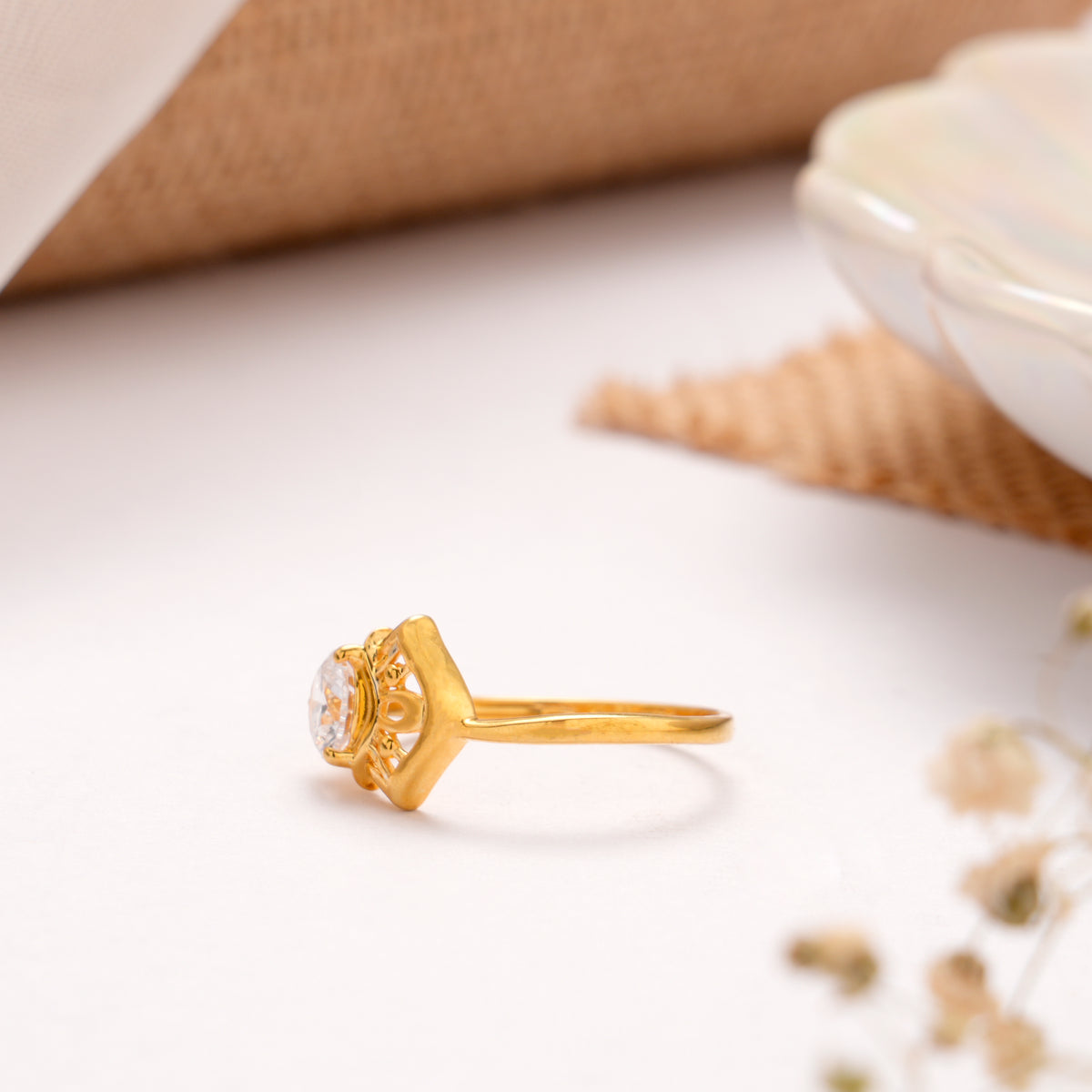 Single Solitaire Fan Design Golden Ring