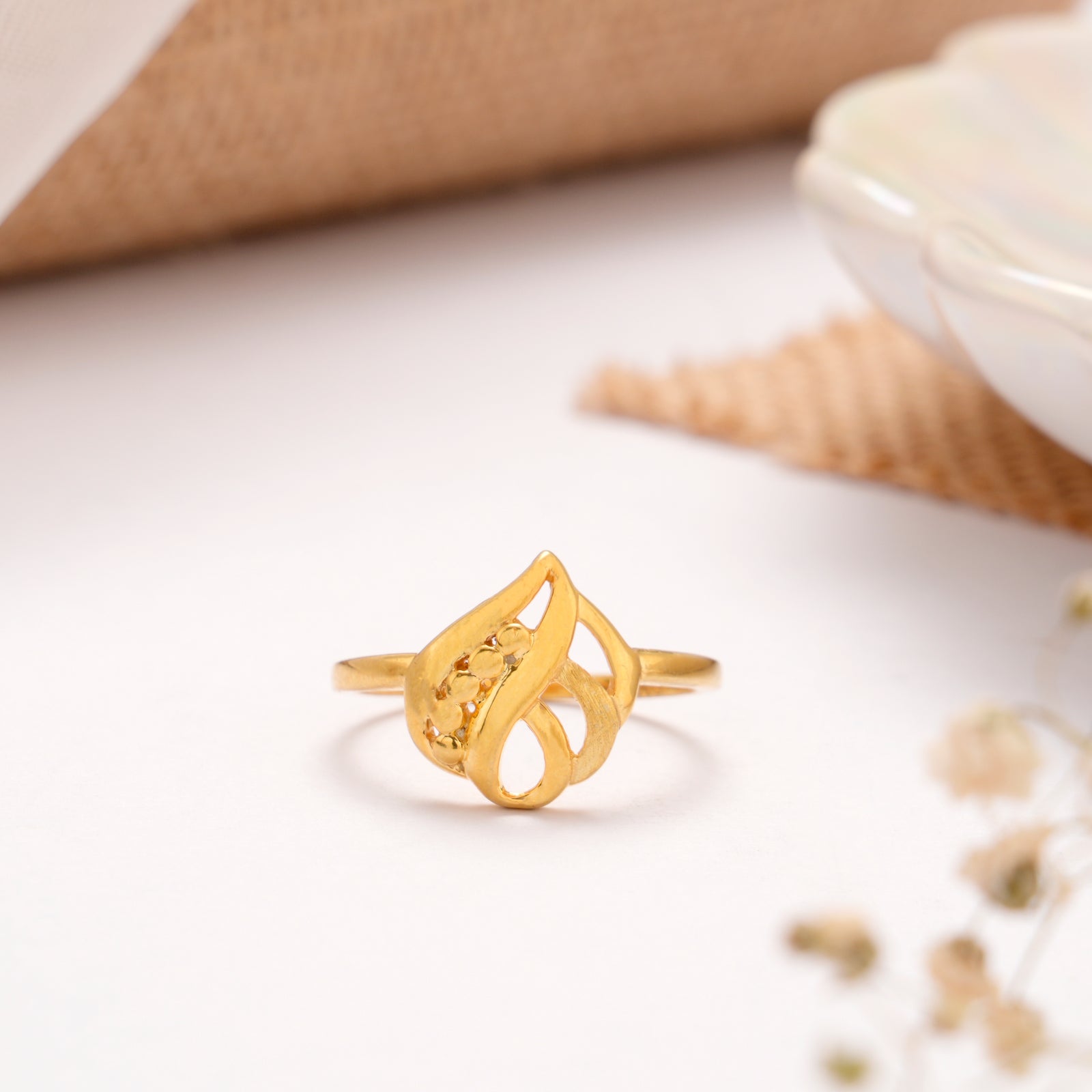 Minimal Leafy Pattern Golden Ring
