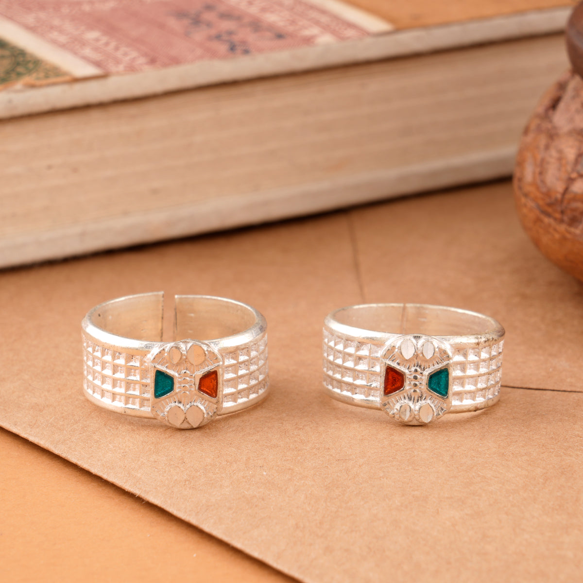 Traditional Oval Shape Enamel Silver Metti