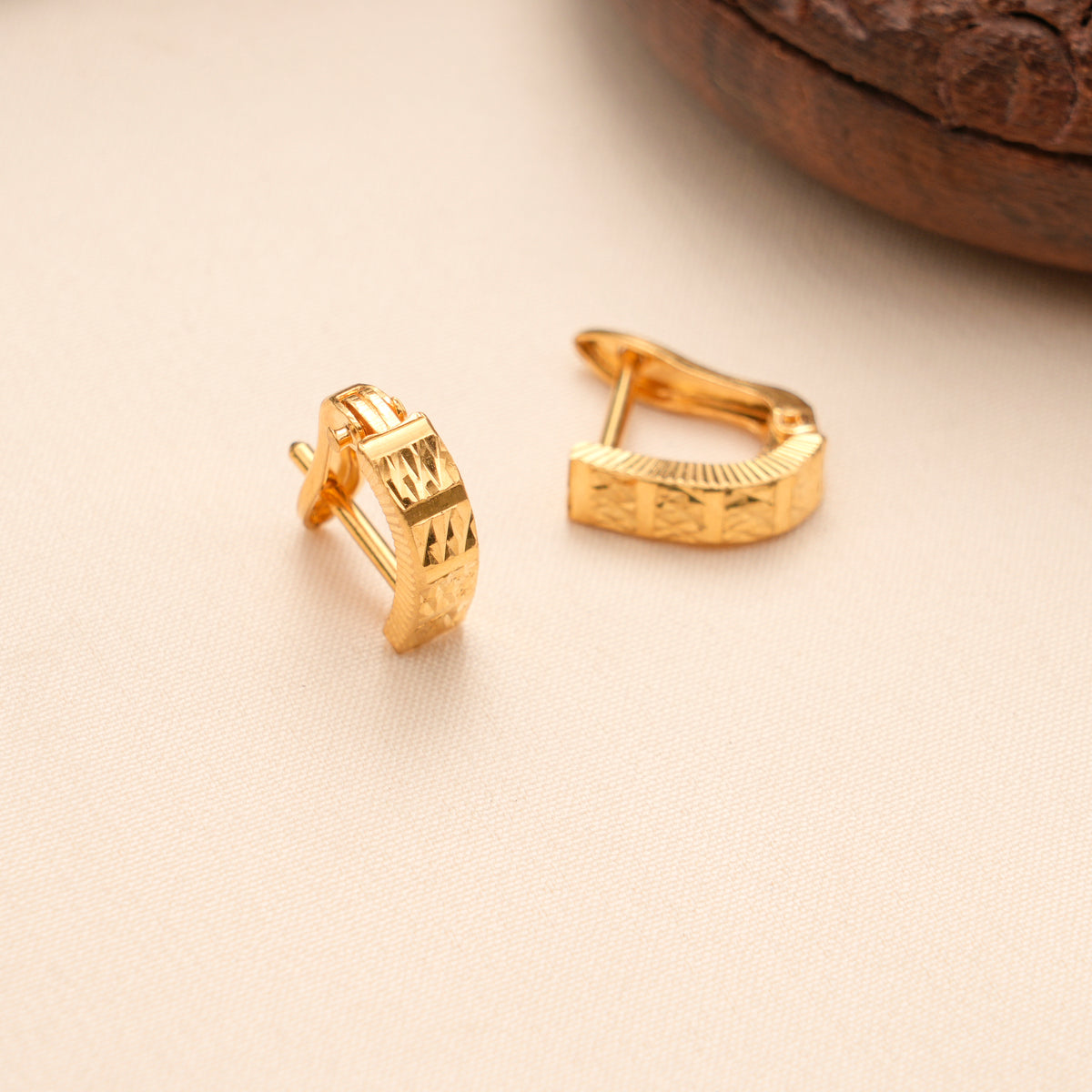 Diamond Cut Textured Small Hoop Stud