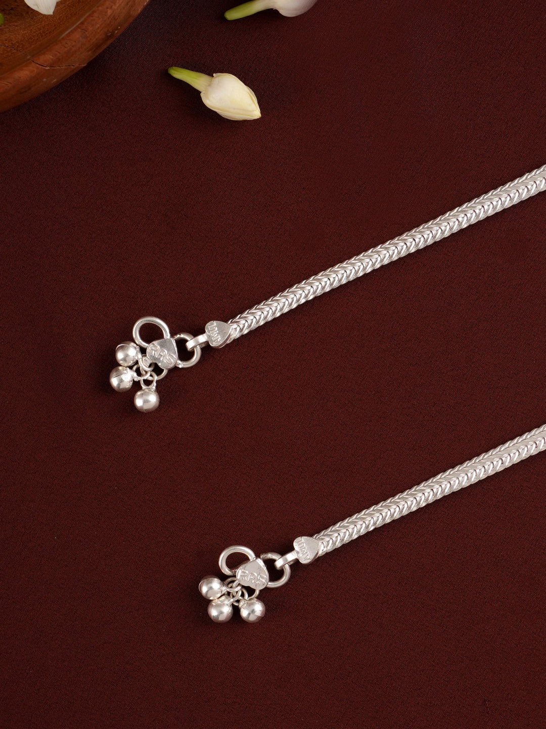 Elegance V Chain Design Edge Silver Anklet