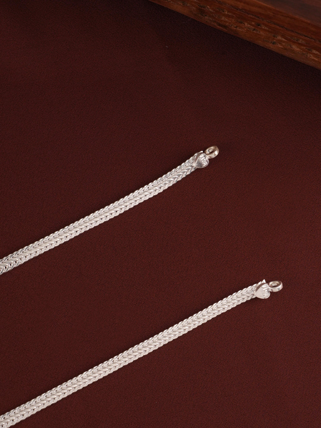 Elegance V Chain Design Edge Silver Anklet