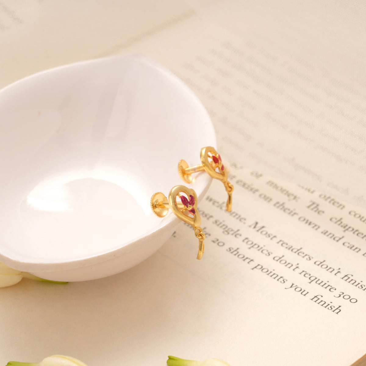 Delicate Swirling Heart Design Golden Earring