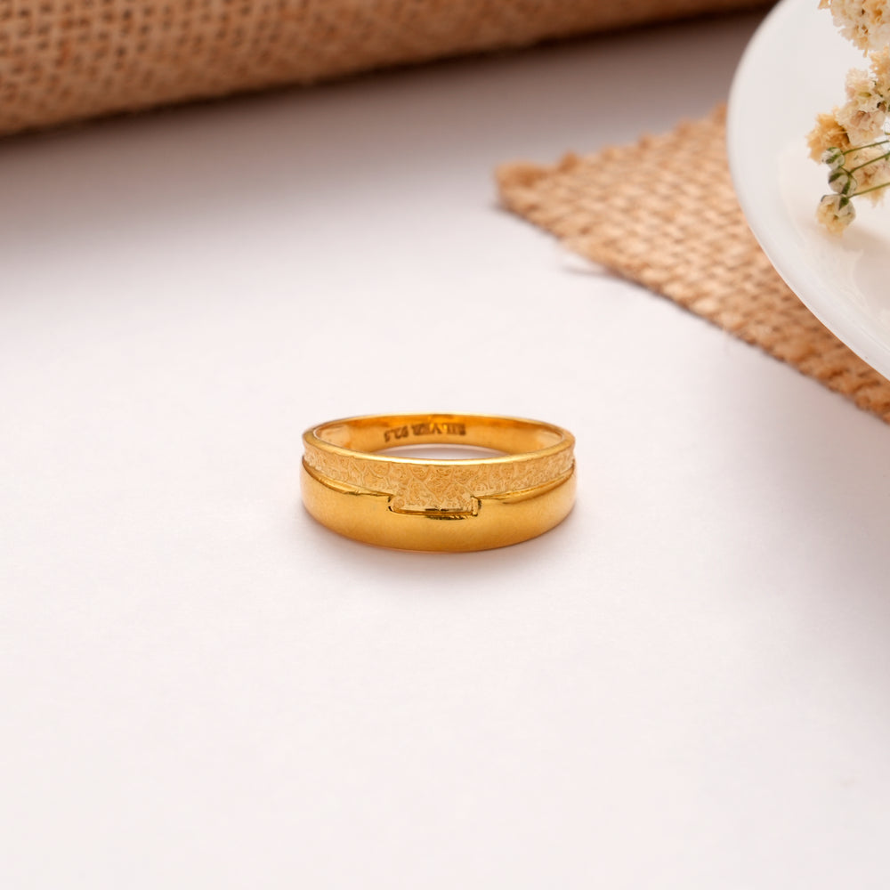 Stylish Stardust Golden Band Ring
