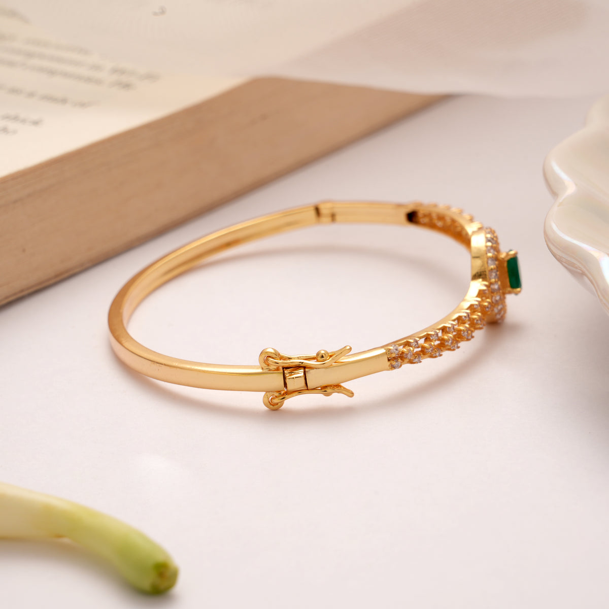 Elegant Oval Emerald Golden Kada