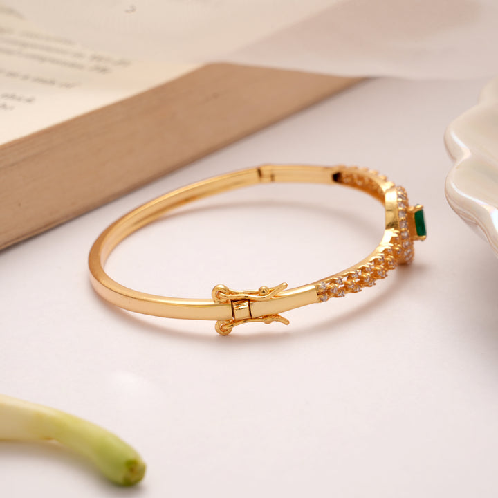 Elegant Oval Emerald Golden Kada