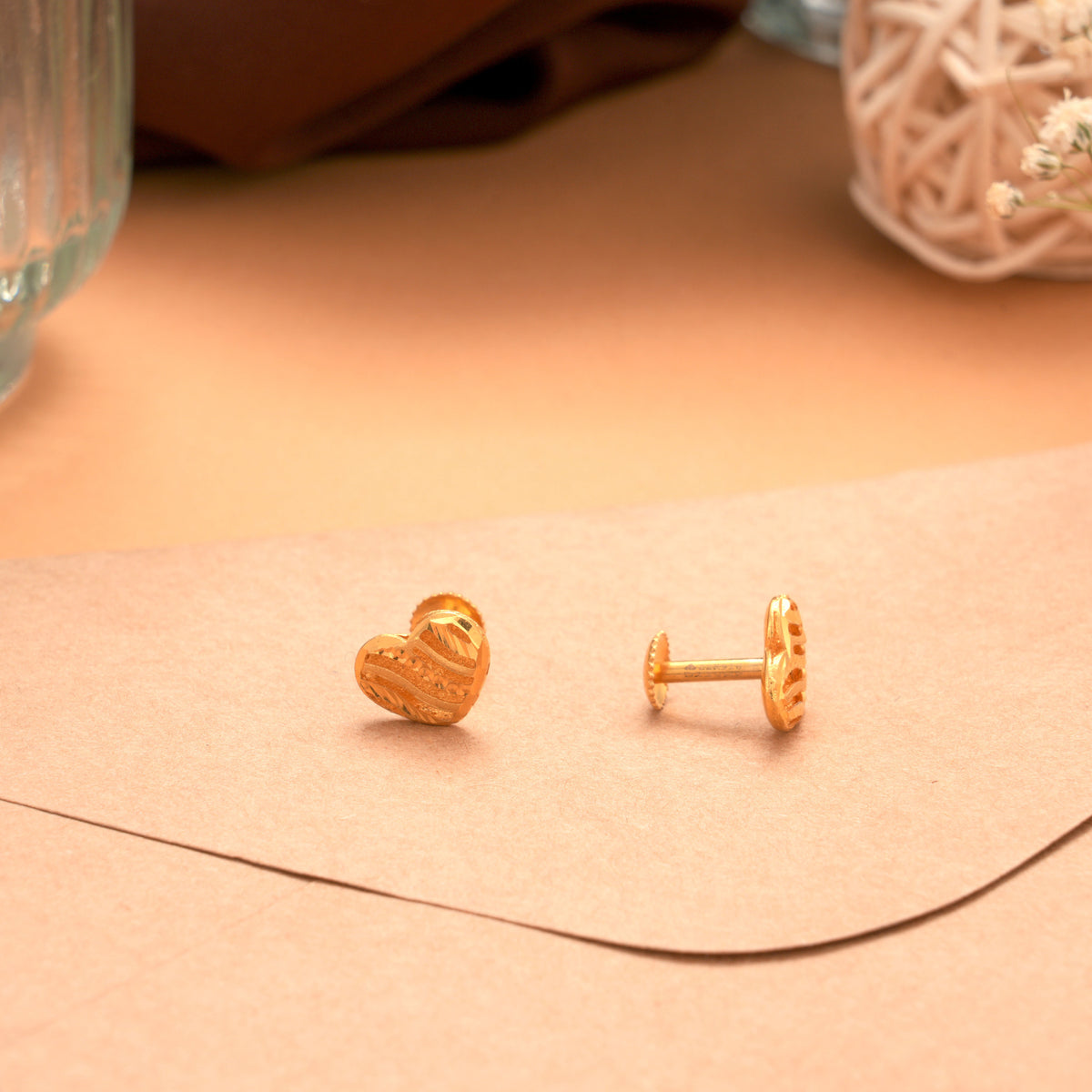 Pretty Casting Heart Gold Stud