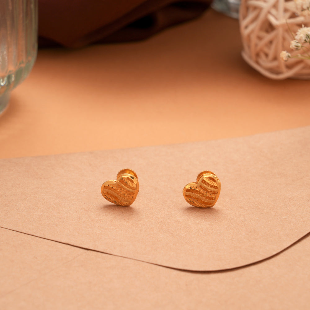 Pretty Casting Heart Gold Stud