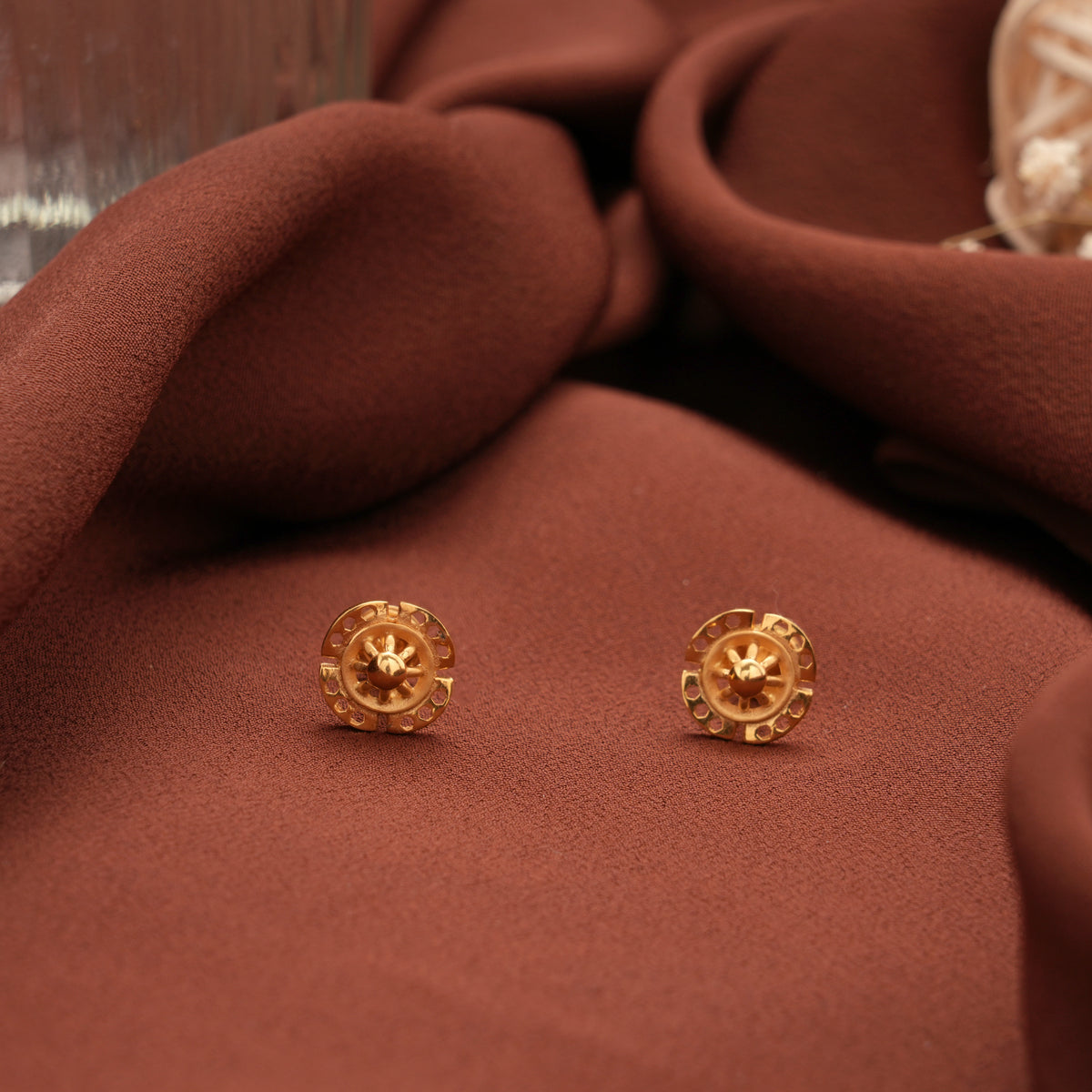 Heritage Gold Wheel Design Stud