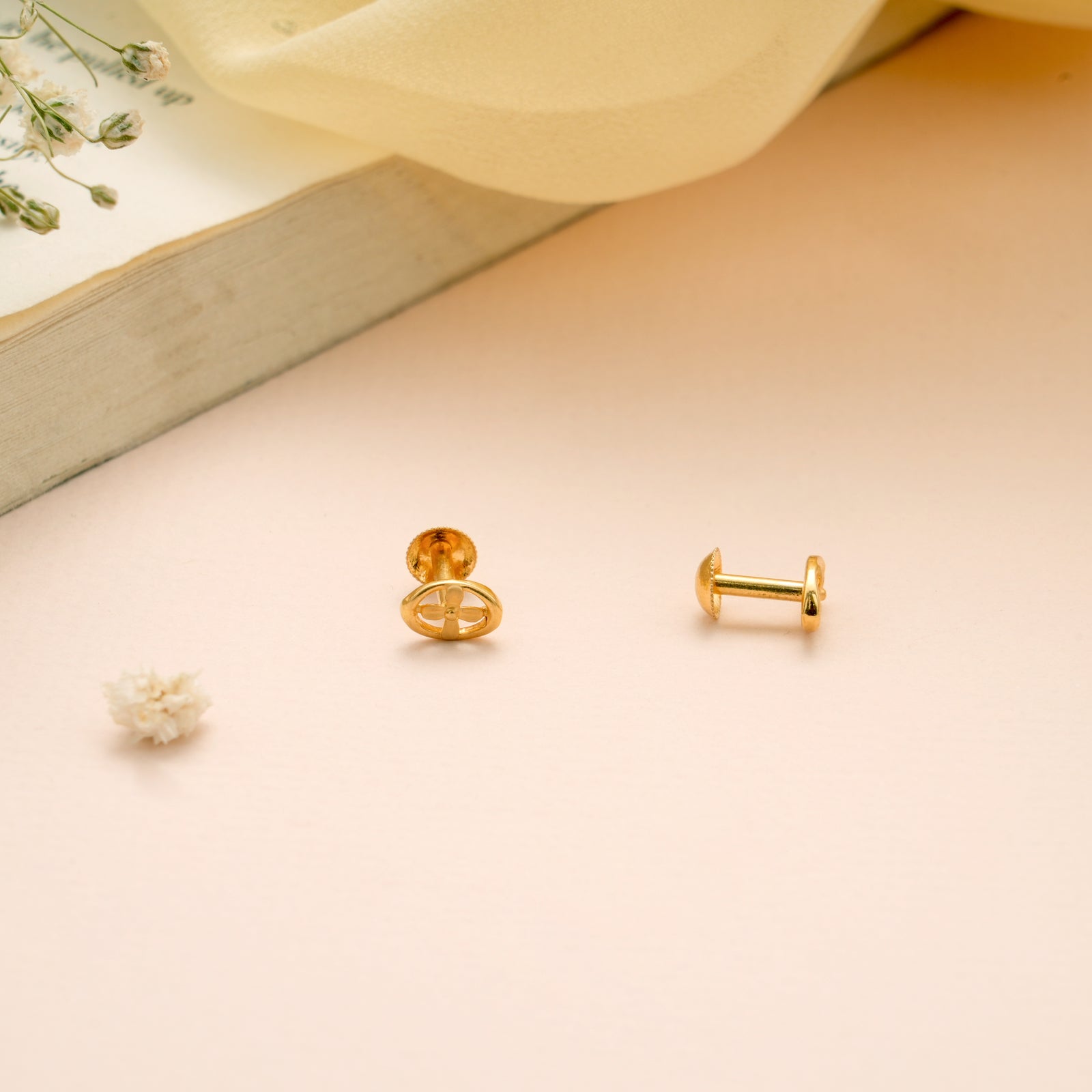 Minimal Oval Shape Tri Leaf Gold Stud