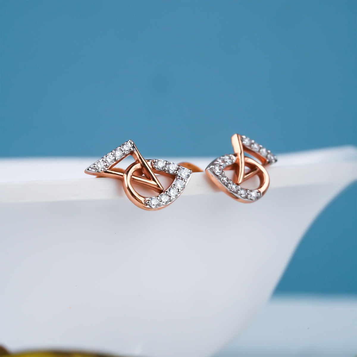 Minimal Intertwined Design Diamond Earring