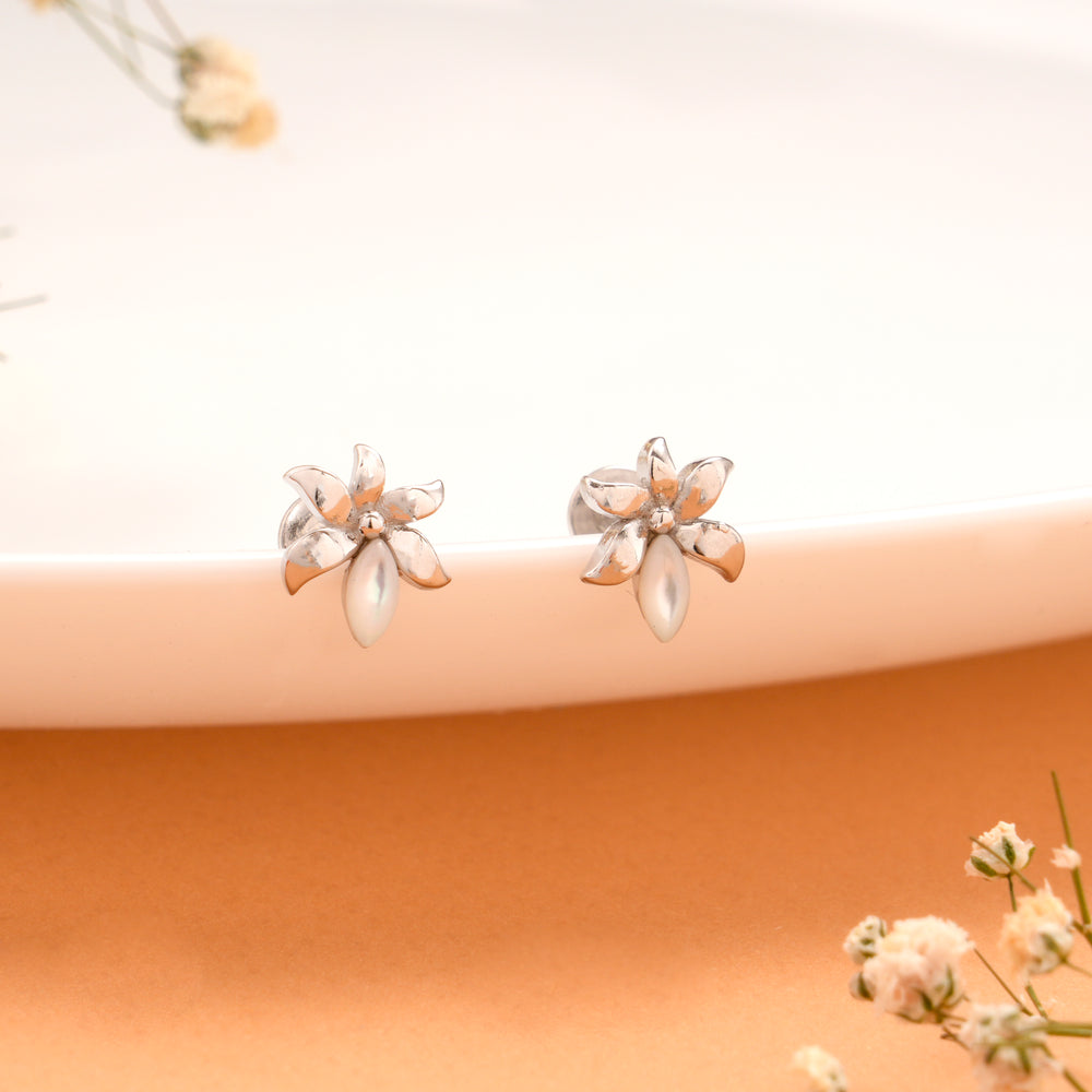 Daisy Flower Design Silver Stud