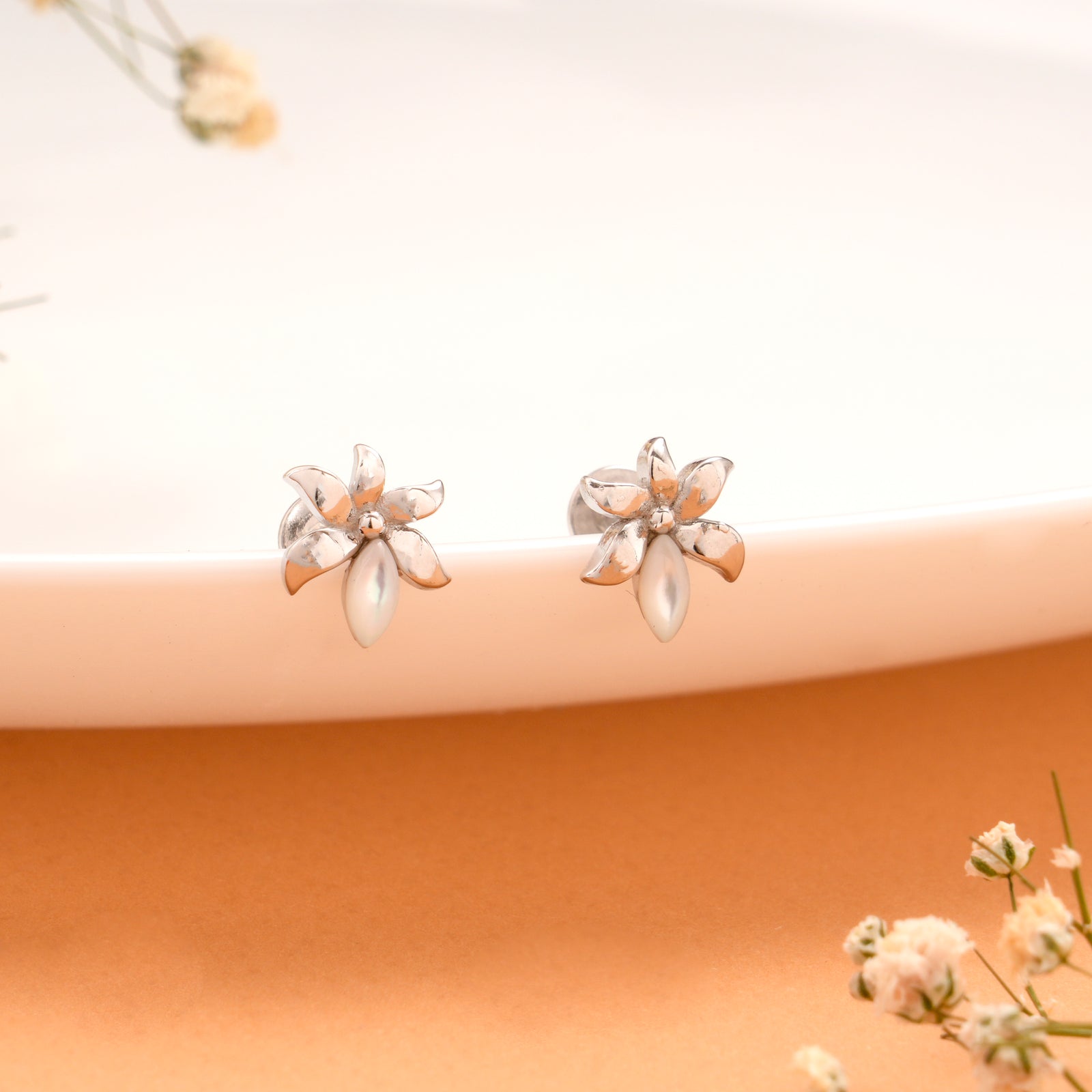 Daisy Flower Design Silver Stud