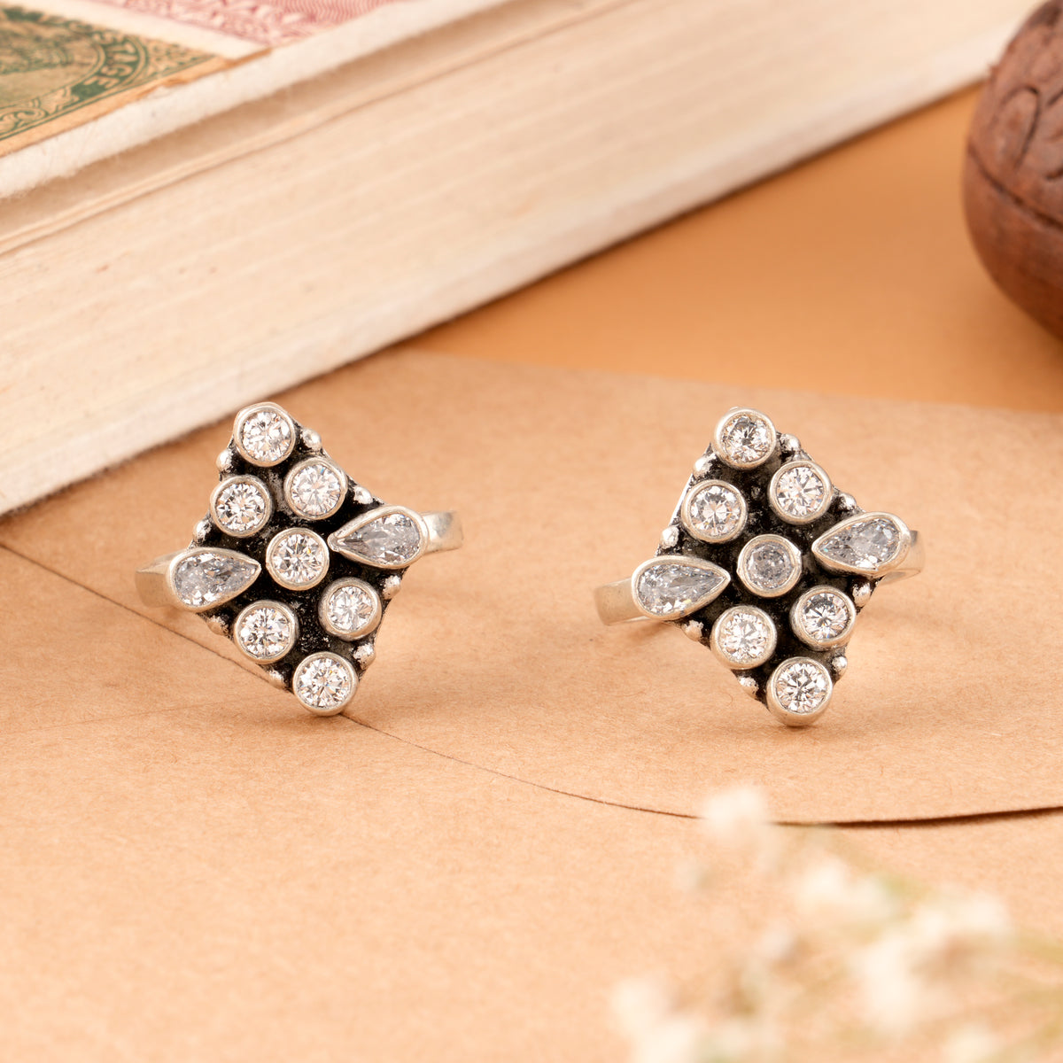 Antique White Stone Silver Toe Ring