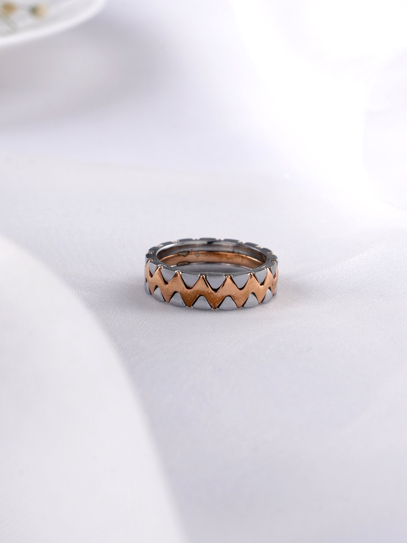 Geometric Zigzag Ring