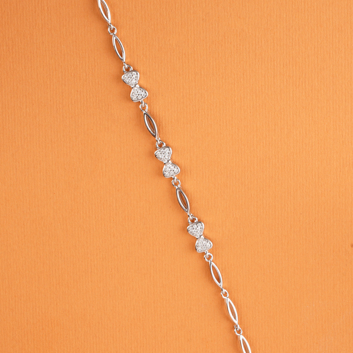 Charming Bow Design Women’s Bracelet