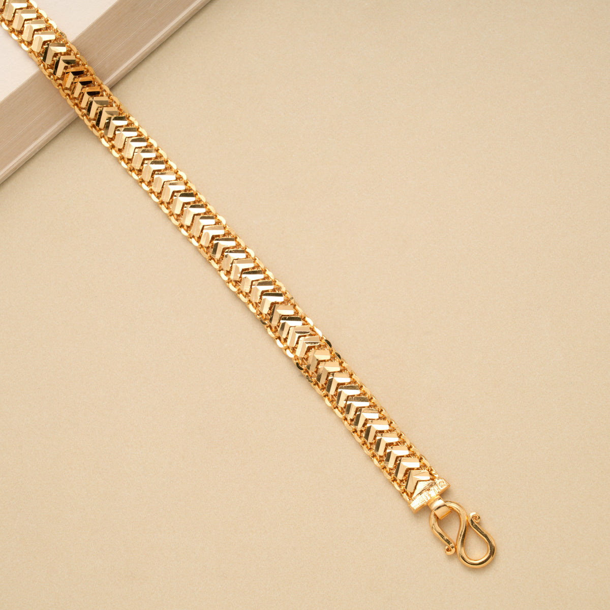Geometric Arrow Pattern Men’s Golden Bracelet