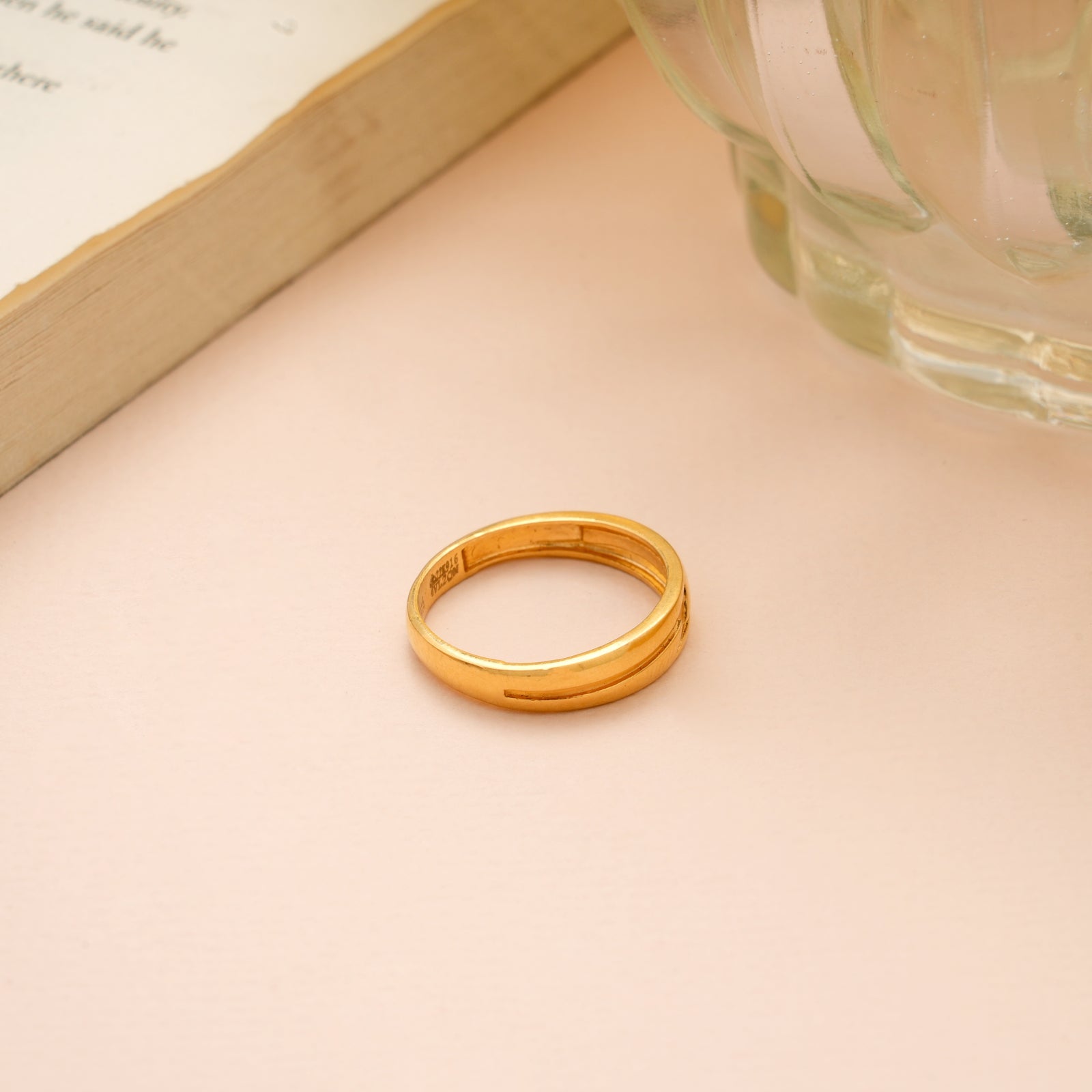 Elegant Z Design Gold Ring