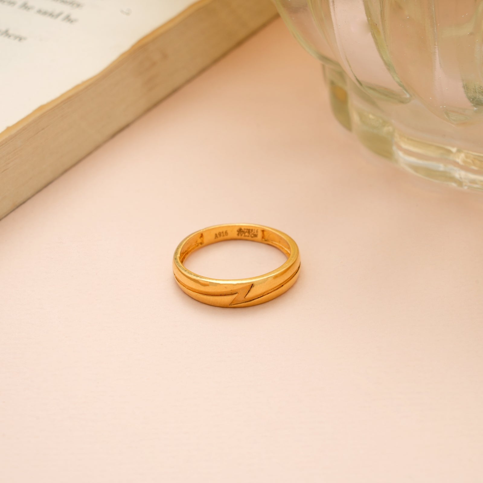 Elegant Z Design Gold Ring