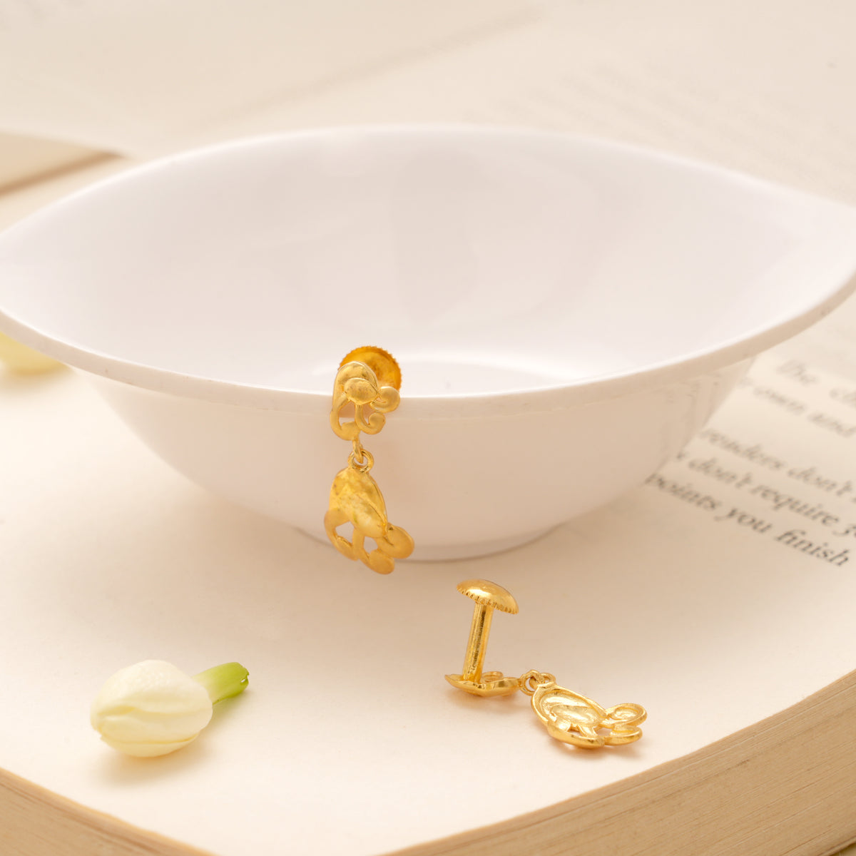 Pretty Floral Design Golden Earring