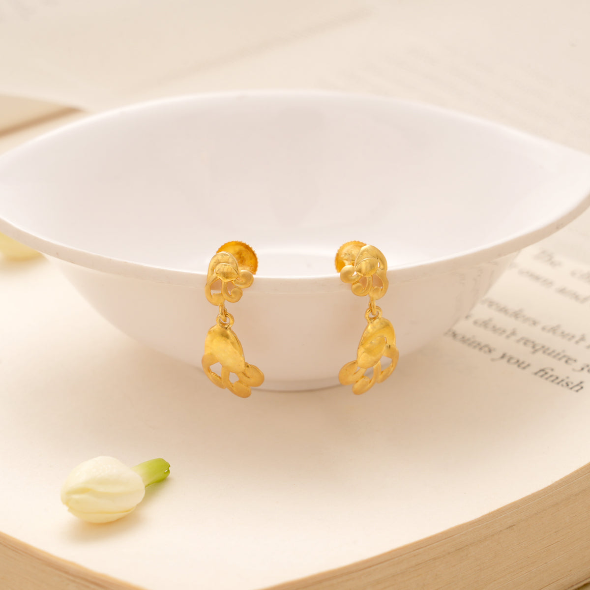Pretty Floral Design Golden Earring