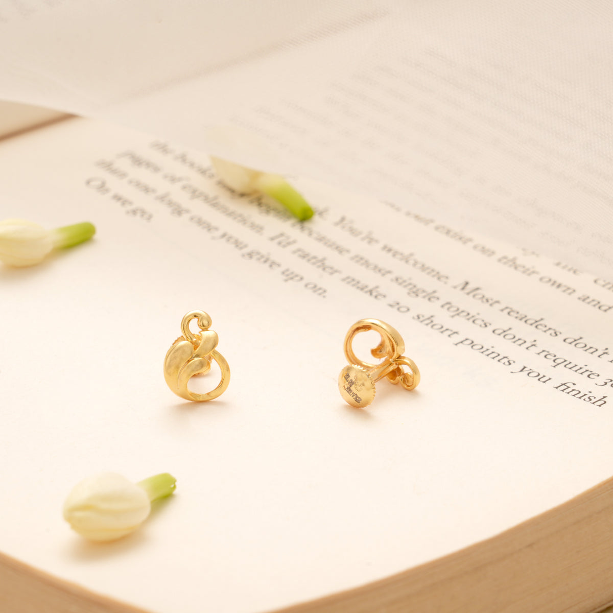 Abstract Knot Design Golden Stud