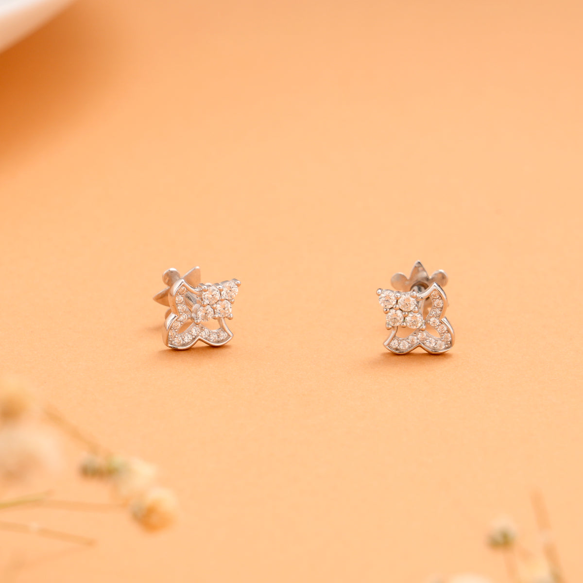 Clover Pattern with Stone Silver Stud