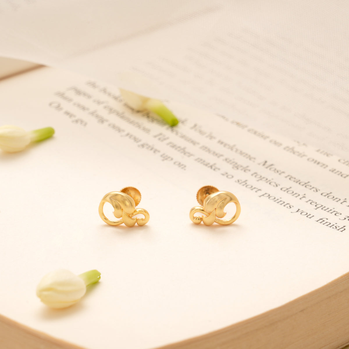 Abstract Knot Design Golden Stud